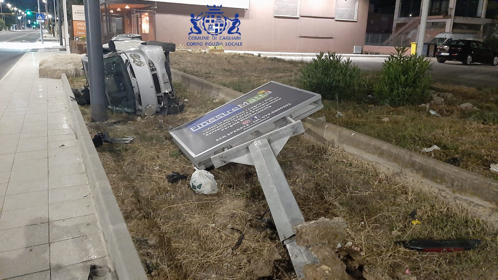 Cagliari, si ribalta e viene sbalzata fuori dall’auto in viale Marconi: grave una ragazza di Quartu