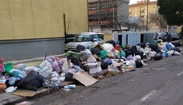Guerra al caos rifiuti a  Cagliari, arrivano i controllori anti “caddozzi”