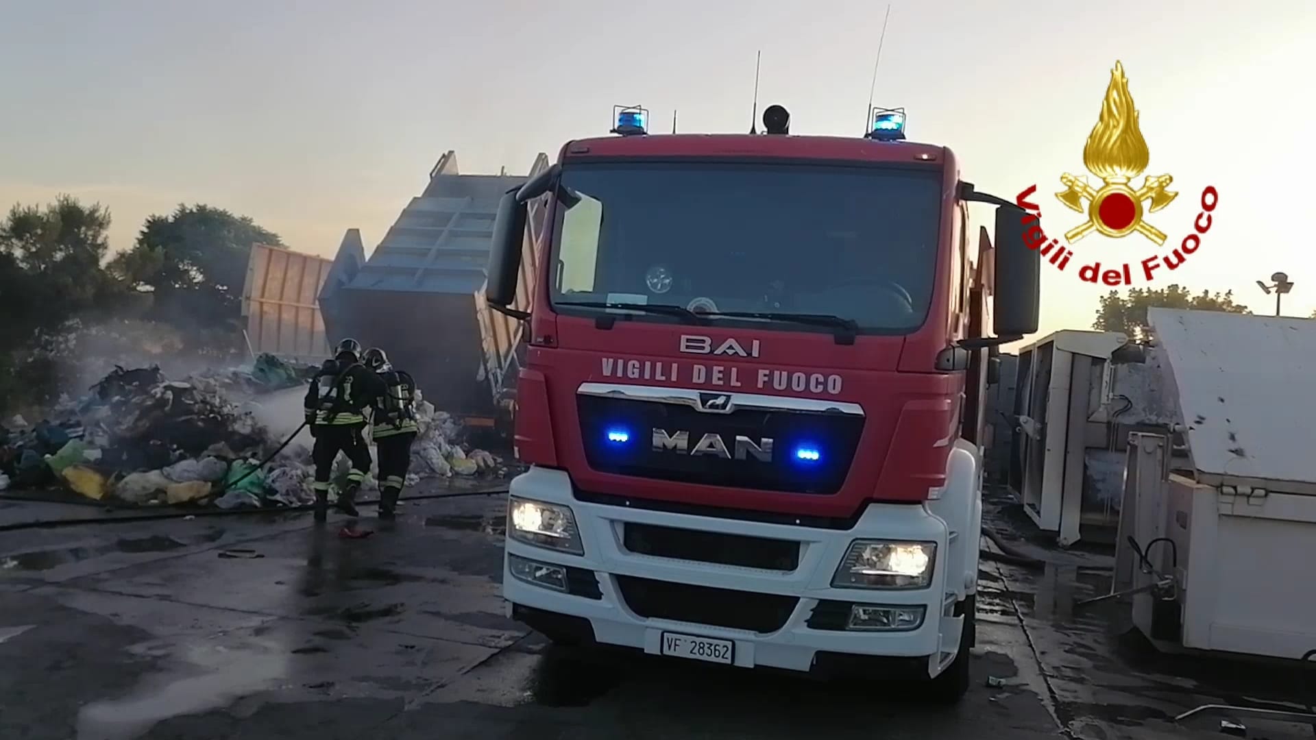 Assemini, sono 3 i camion dei rifiuti distrutti dalle fiamme: danni ingenti, ecocentro sbarrato