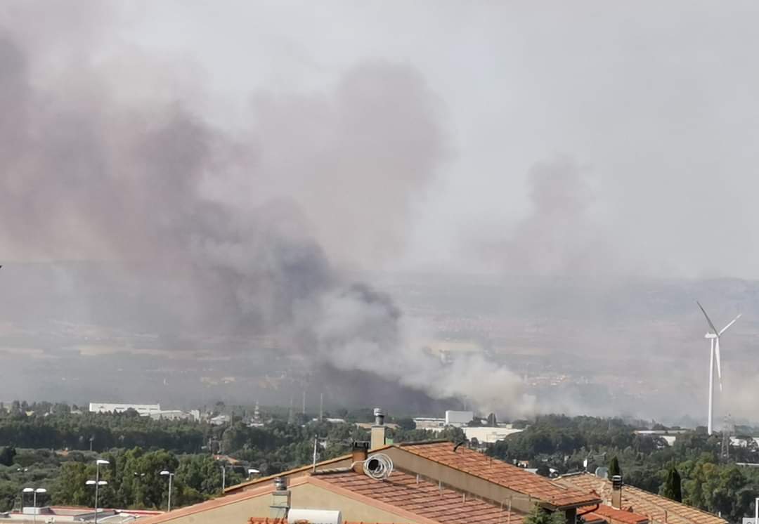 Vasto incendio a Villacidro, le fiamme circondano le pale eoliche: paura per un canile