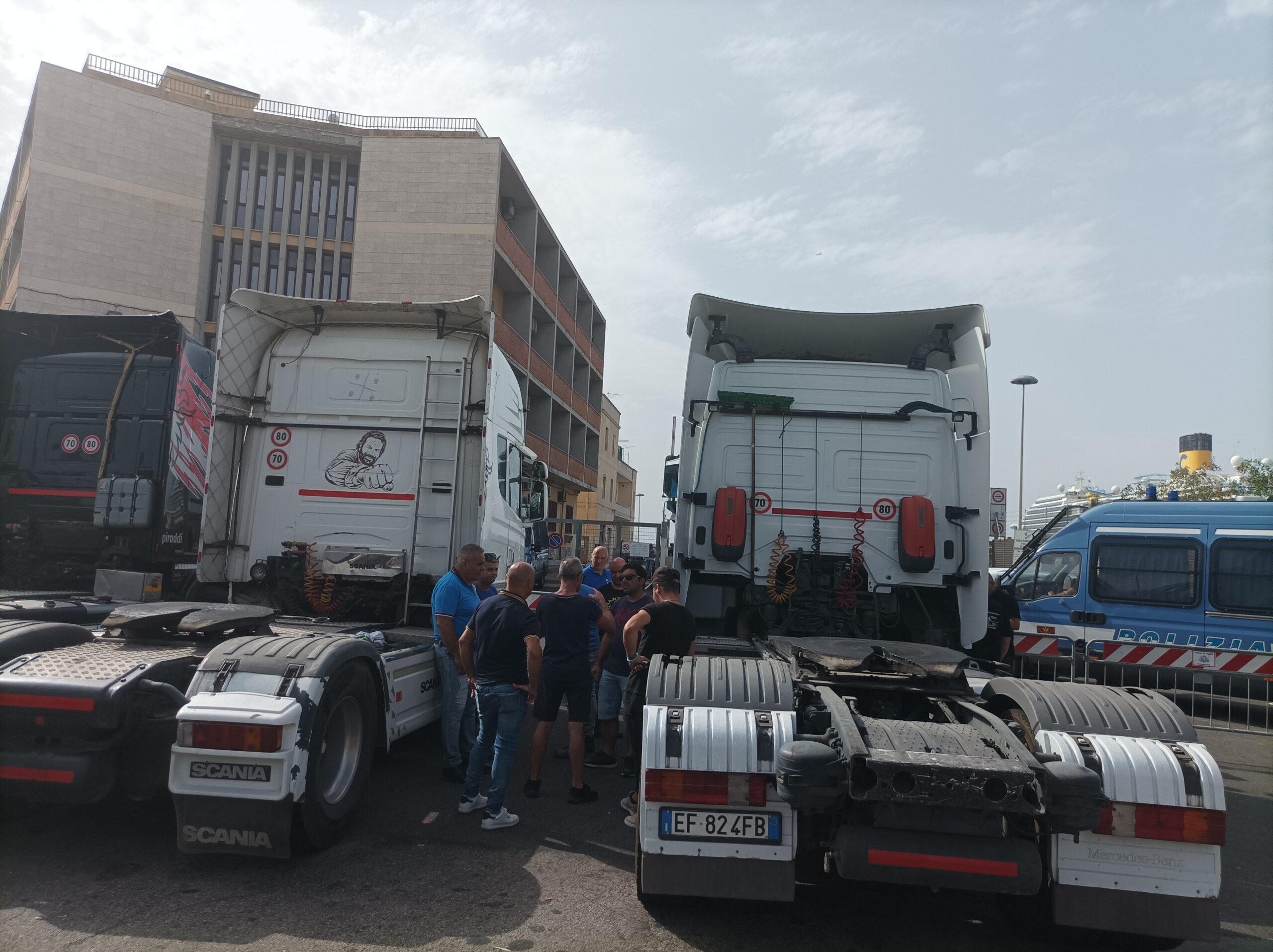Cagliari, pochi autotrasportatori alla protesta senza blocchi: “Stiamo facendo la fame”