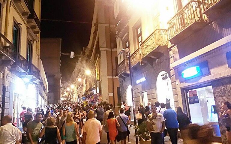 A Cagliari torna lo shopping sotto le stelle: “Vogliamo portare nelle strade barche a vela e go kart”