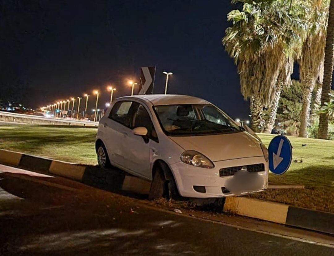 Paura a Quartu, sbanda e si schianta con l’auto contro la rotonda del Poetto