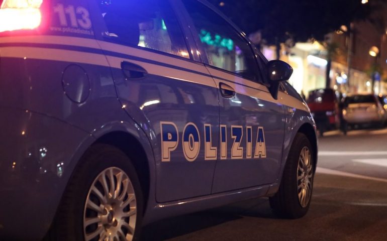 Strappa la catenina d’oro a un giovane e cerca di picchiare i poliziotti, gambiano arrestato a Cagliari