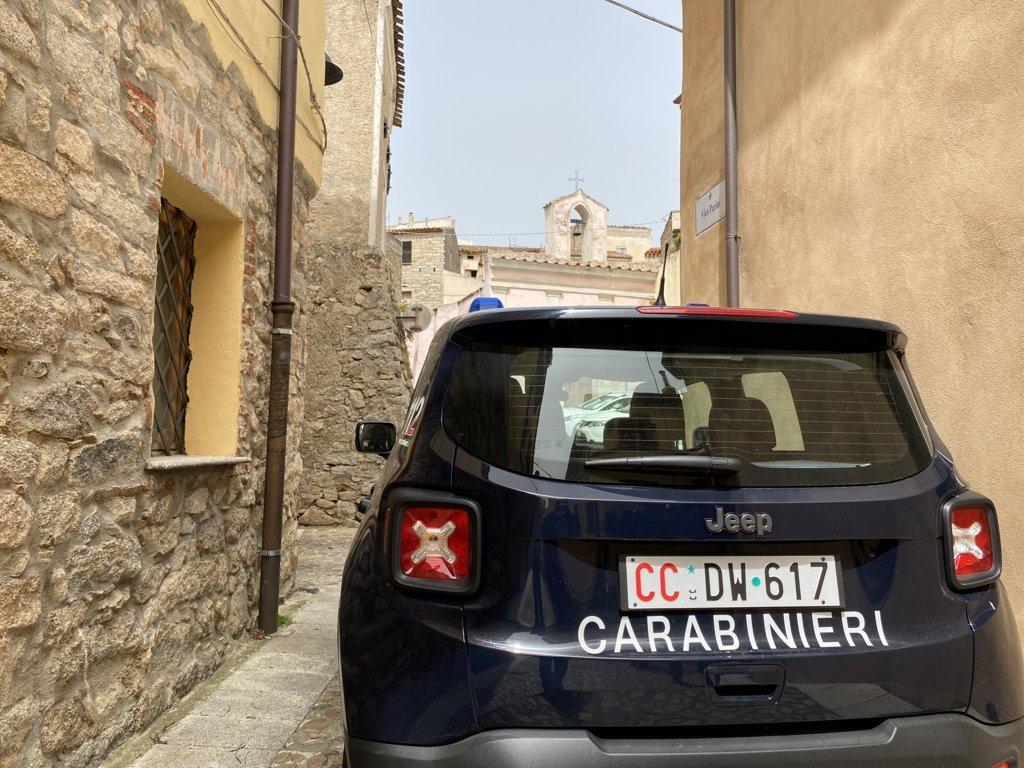Follia a Lotzorai, minaccia di uccidere la mamma con uno spiedo: 39enne in manette