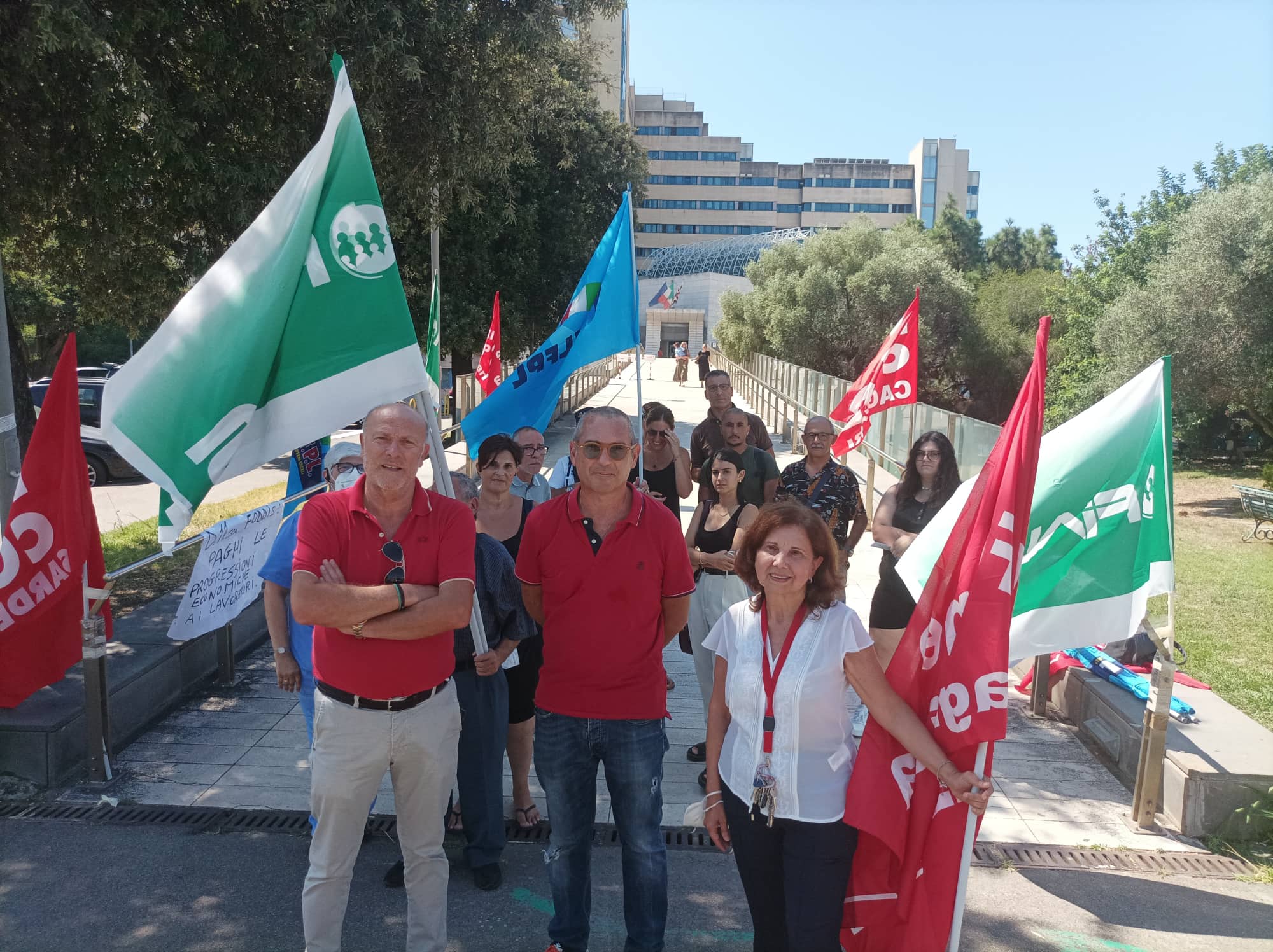 Cagliari, sciopero totale e guerra al Brotzu: “Lavoriamo sottopagati e stressati con la metà dei reparti chiusi”