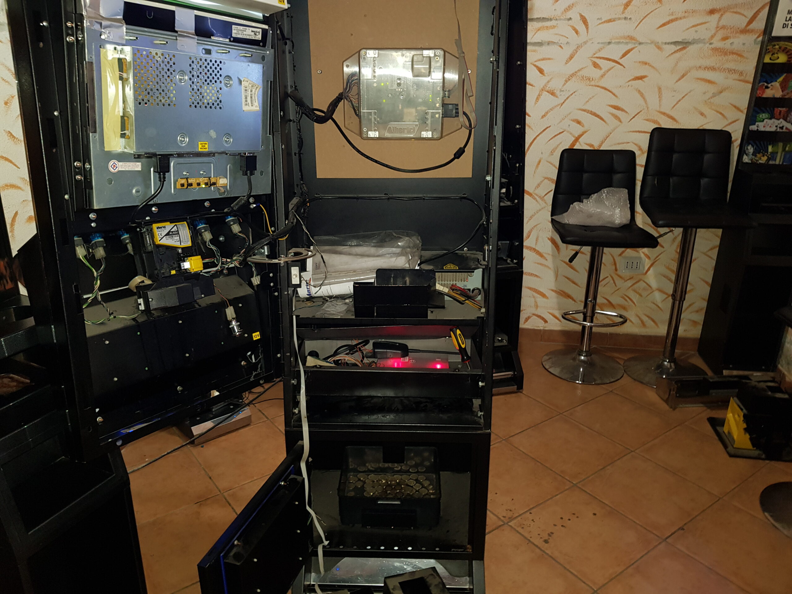 S. Anna Arresi, due slot machine contraffatte sequestrate in un bar: sanzionato il titolare