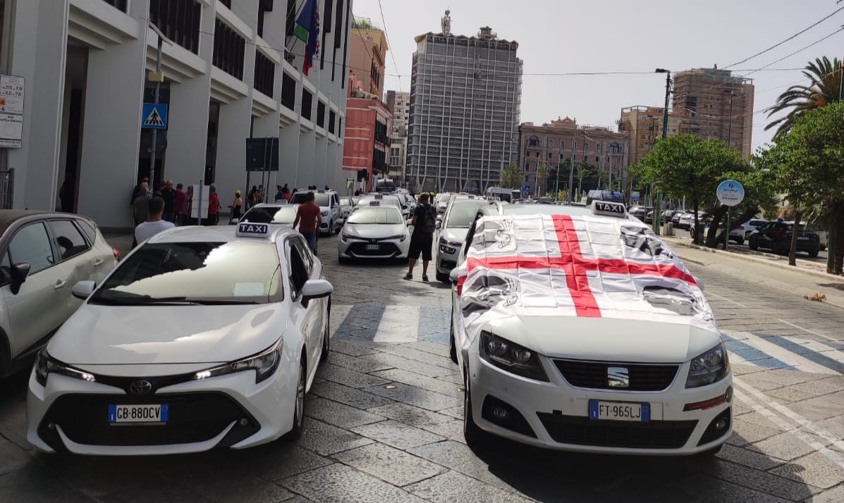 Protesta a Cagliari, 60 taxi parcheggiati davanti al consiglio regionale bloccano via Roma
