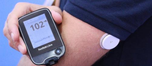 Diabete, l’odissea dei malati in Sardegna: “I sensori non bastano, file sotto il sole per le consegne”
