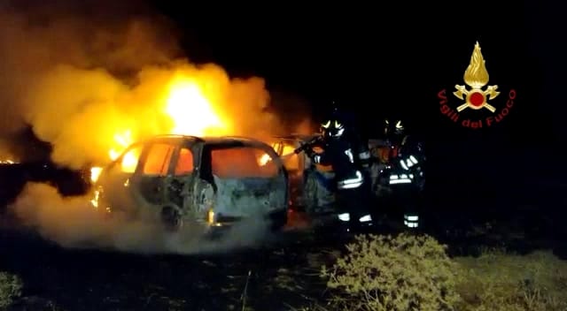Cagliari, 3 auto in fiamme vicino alla Motorizzazione: intervento dei vigili del fuoco nella notte