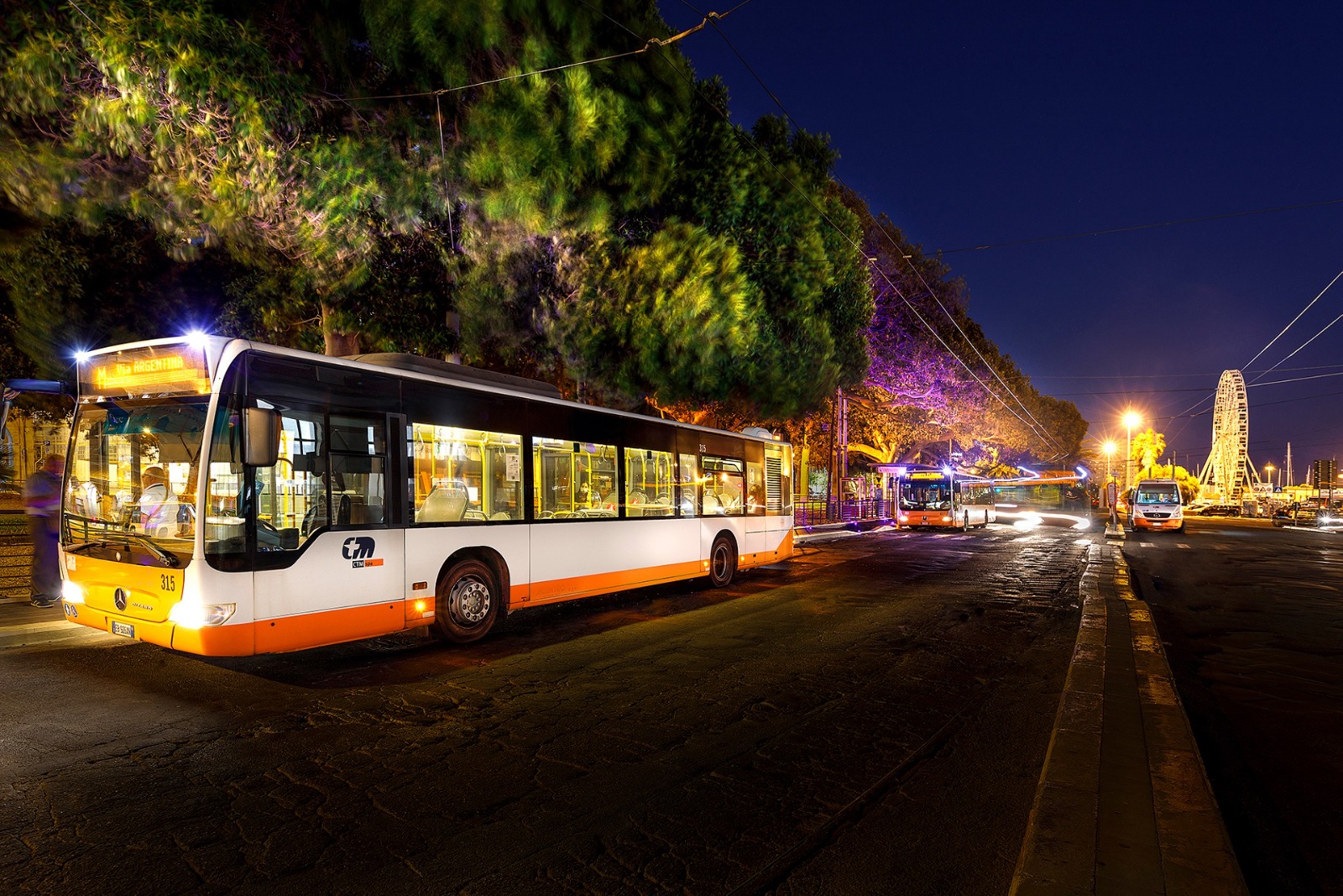 Cagliari, torna il bus Blu Notte: corse da piazza Matteotti al Poetto fino alle 3 del mattino