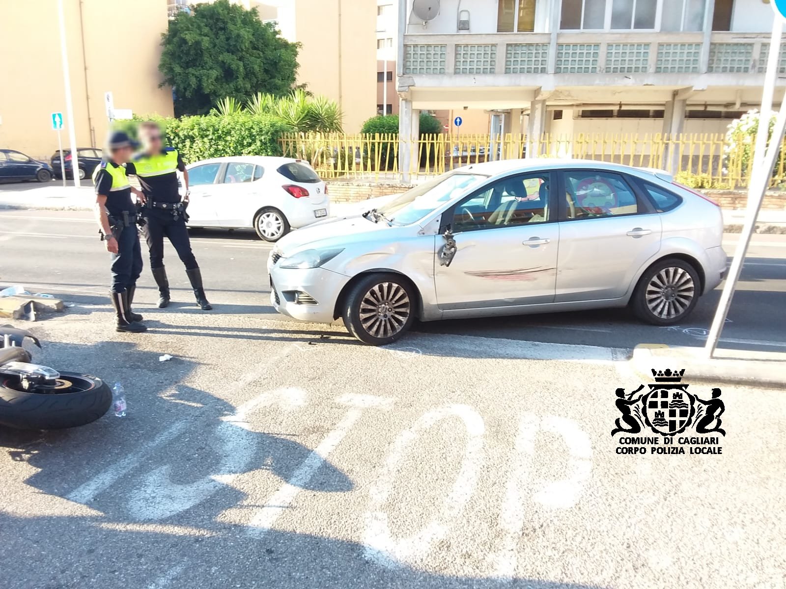 Cagliari, doppio incidente tra auto e moto in via Is Mirrionis: due centauri in ospedale