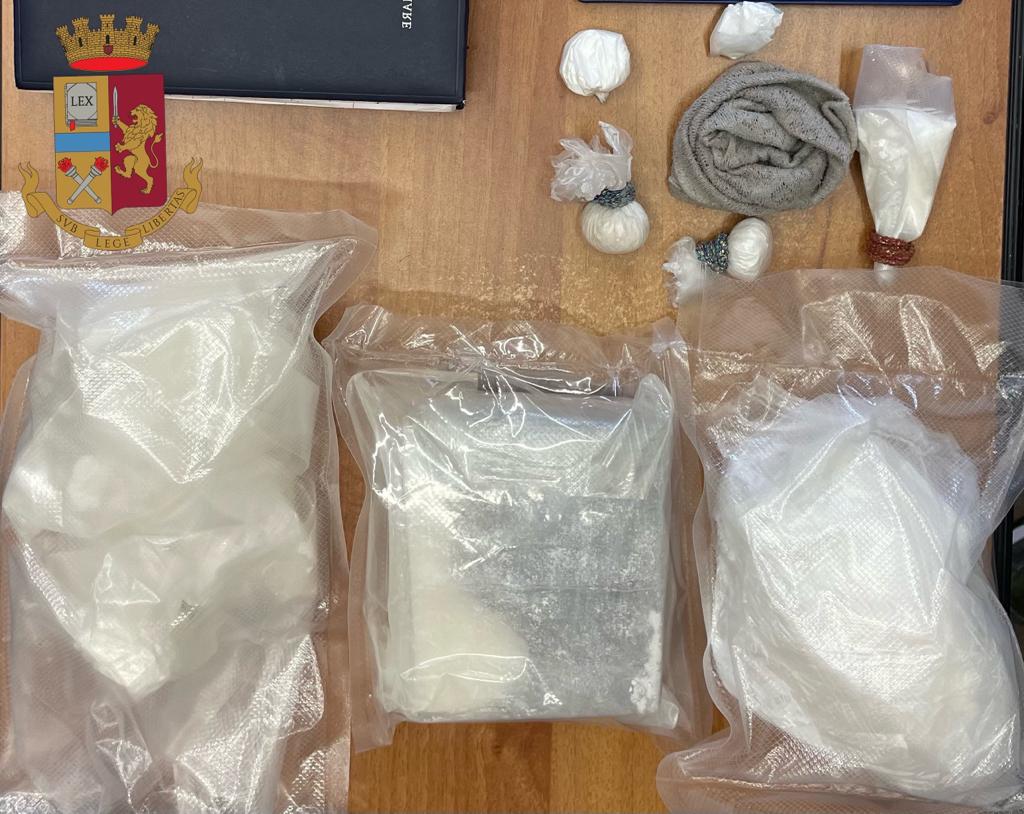 Cagliari, nascondeva 1 kg di cocaina purissima e merce rubata: cinese arrestata dalla polizia