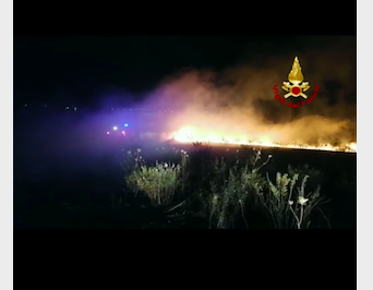 Vasto incendio nella notte nel canneto di Simbirizzi, vigili del fuoco impegnati a Quartucciu