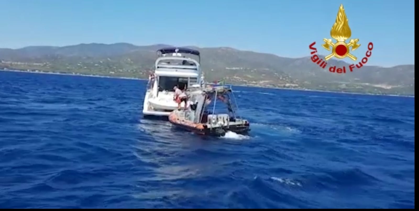 Tragedia sfiorata in mare a Cagliari, fiamme in una barca di 15 metri
