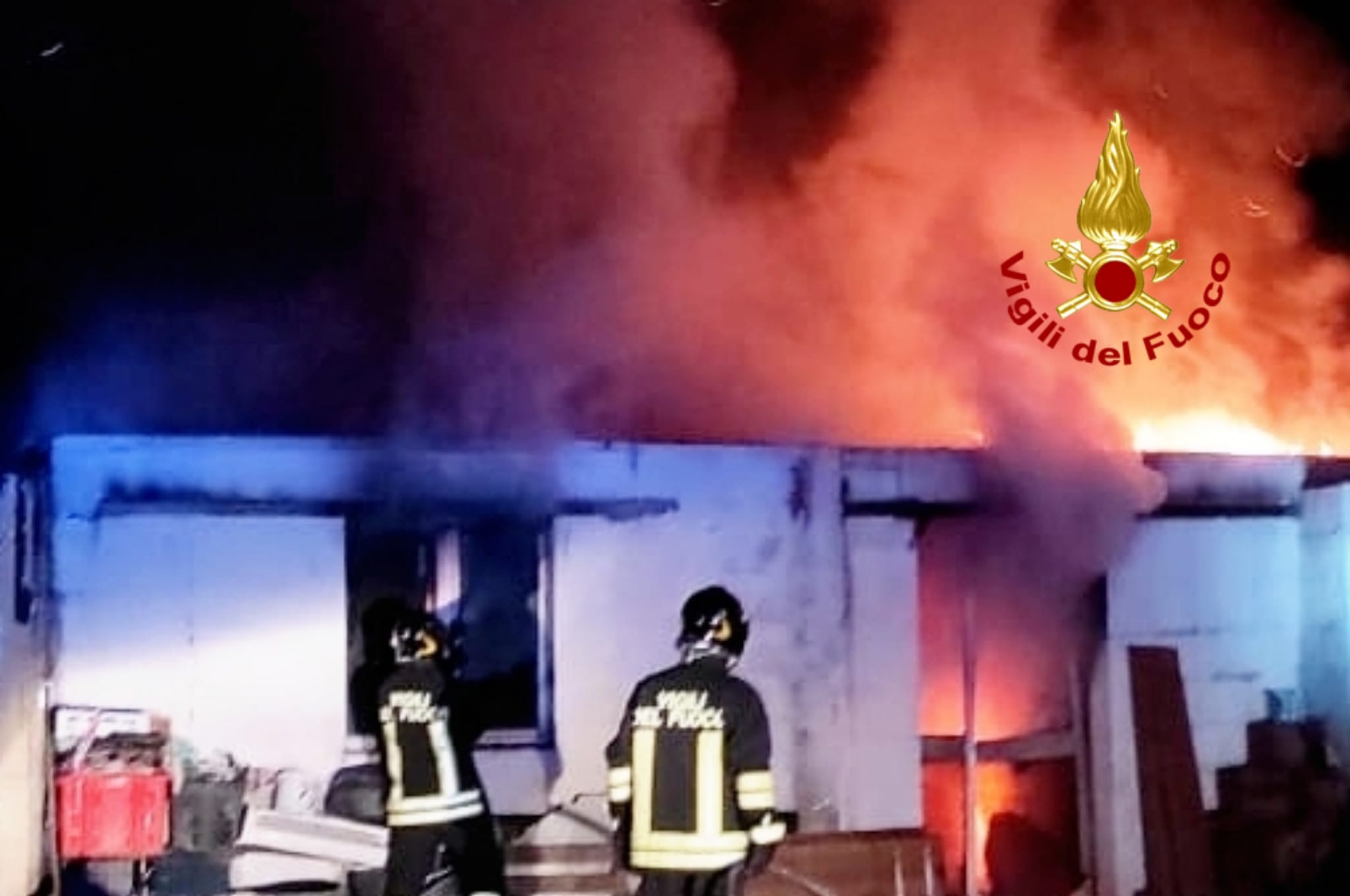 Paura a Quartu, incendio nella notte: in fiamme un casolare e un’auto in sosta