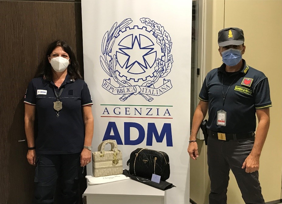 Cagliari, sequestro di borse griffate contraffatte: sanzionato viaggiatore filippino