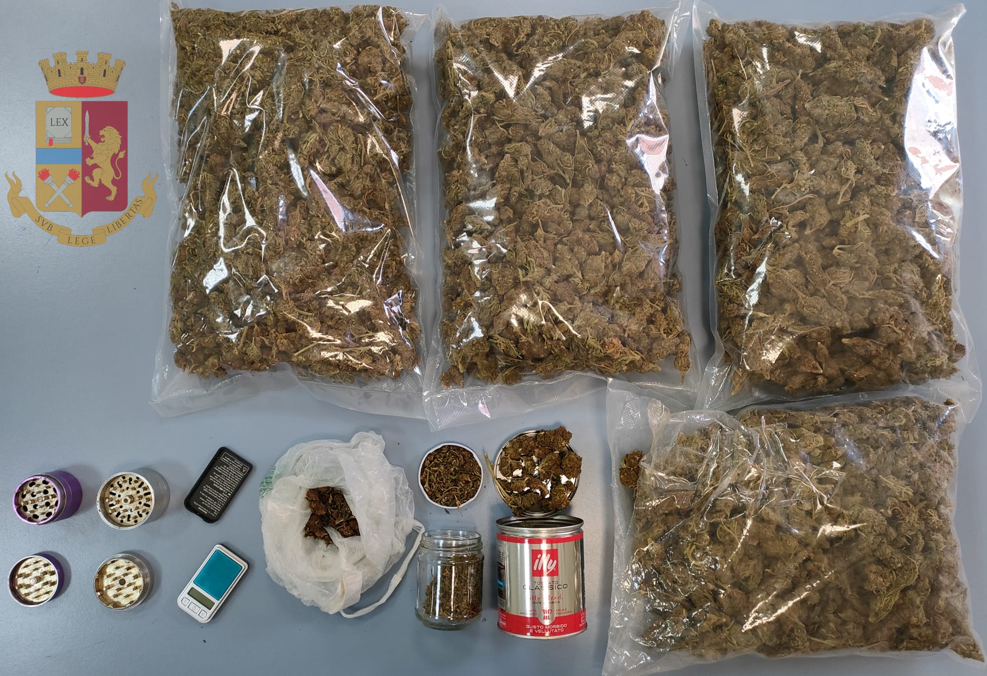 Cagliari, custodiscono due chili di droga in casa: madre e figlia patteggiano e sono libere