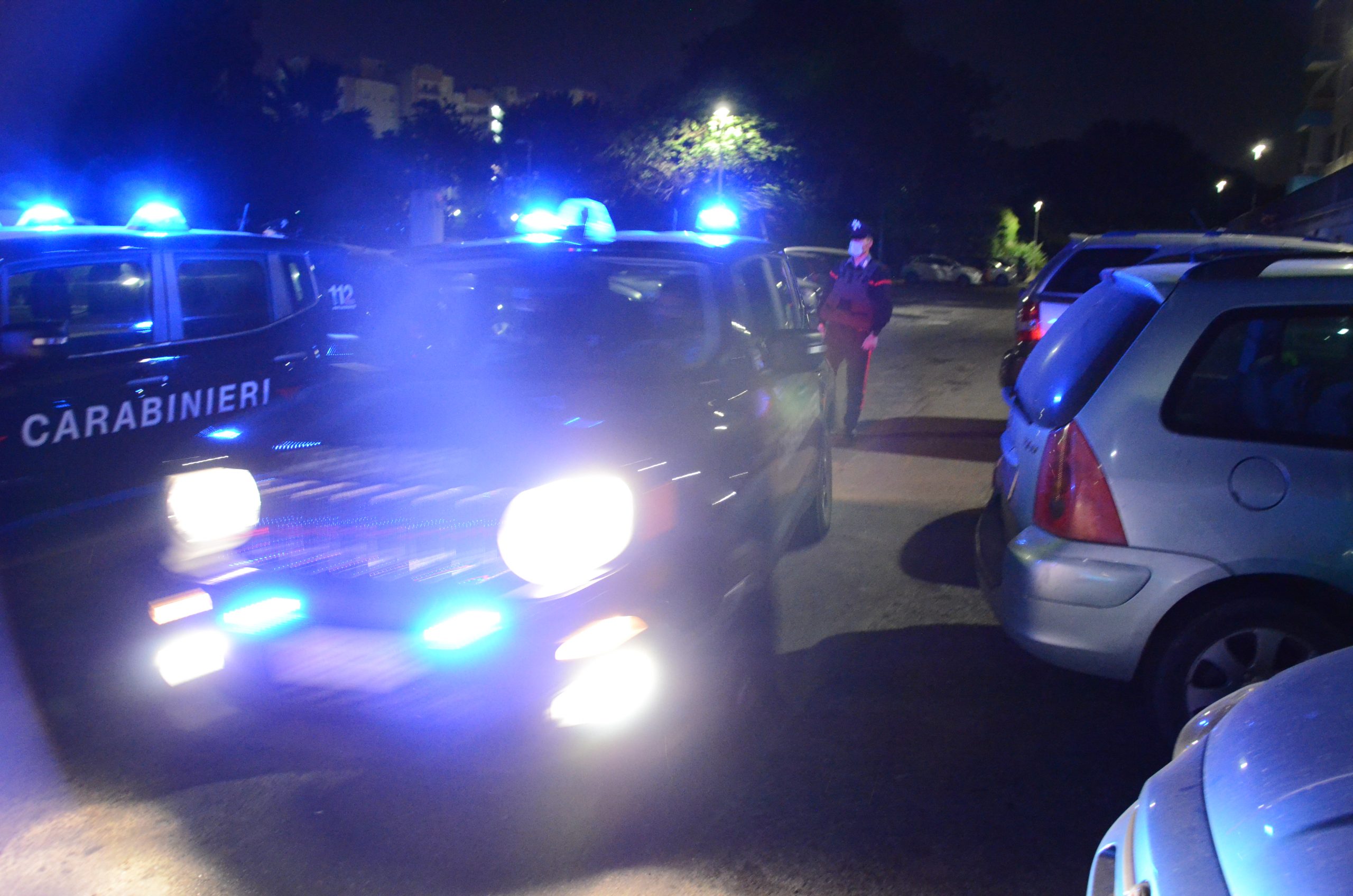 Si schianta contro 3 auto in sosta a Carbonia, conducente denunciato: era ubriaco