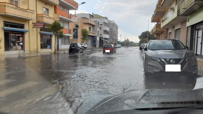 Sestu, strade come fiumi dopo il temporale: in via Cagliari auto in modalità acquaplaning