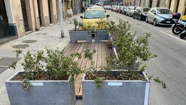 A Cagliari tornano i tavolini sui parcheggi, residenti furiosi: “Truzzu, dove metteremo le nostre auto?”