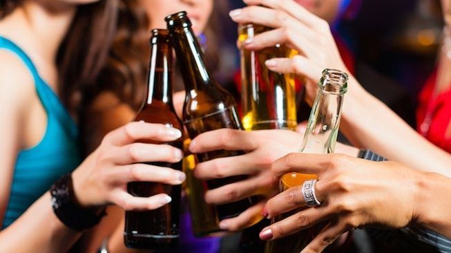 Malamovida a Cagliari tra festini in strada e superalcolici: ragazzine colte da malore