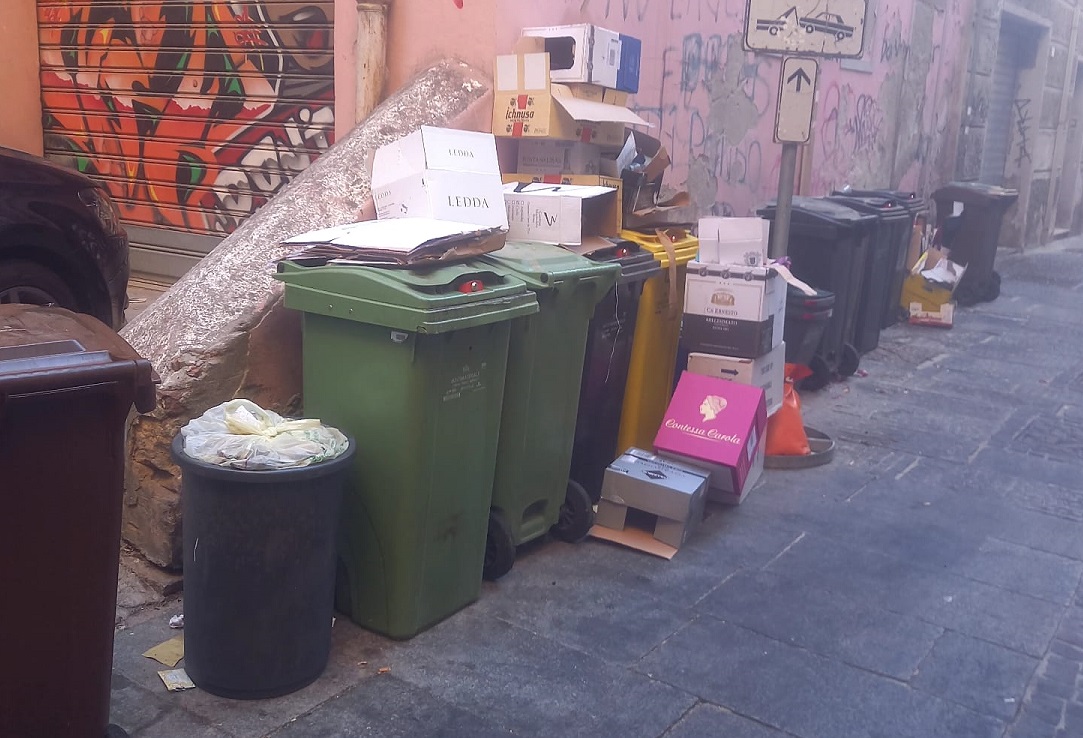 Cagliari, caos rifiuti alla Marina: “Mastelli dei ristoranti stracolmi, rischio emergenza sanitaria”