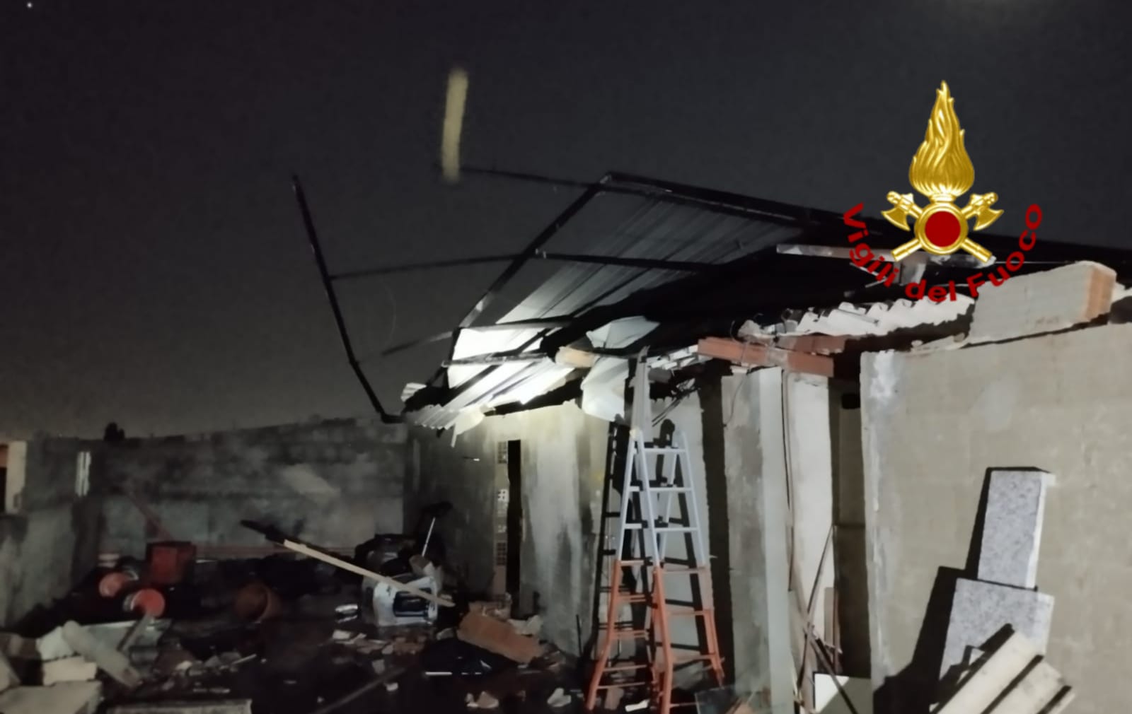 Maltempo a Elmas, si scoperchia una casa: abitanti evacuati durante la notte