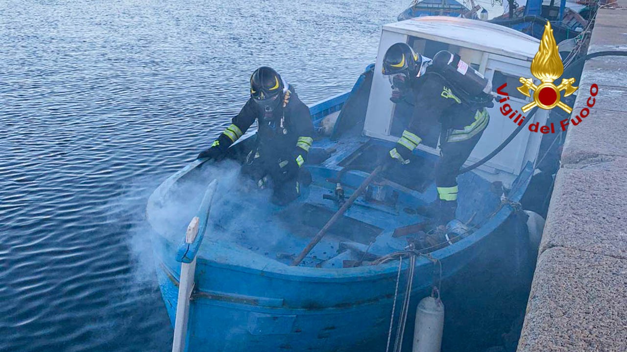 Paura a Sant’Antioco, fiamme in un peschereccio: intervengono i vigili del fuoco