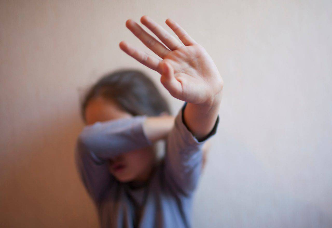 Cagliari, pedofilo arrestato a Monte Urpinu: scena muta davanti al giudice
