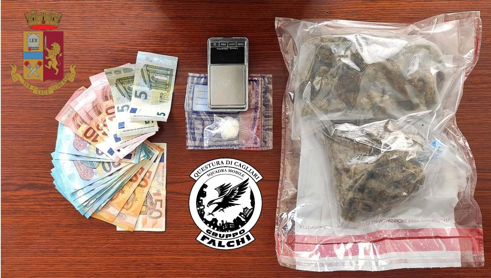 Cagliari, 33enne arrestato per spaccio: nascoste tra i mobili di casa cocaina e marijuana