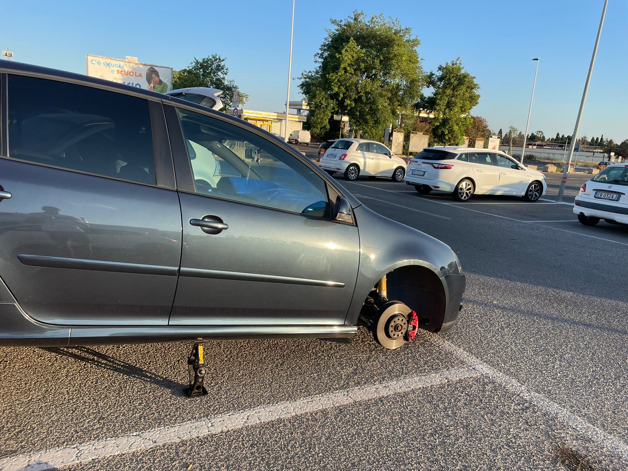 A Quartu tornano i ladri di gomme e cerchioni: “Tutto rubato dalla mia auto parcheggiata davanti al market”