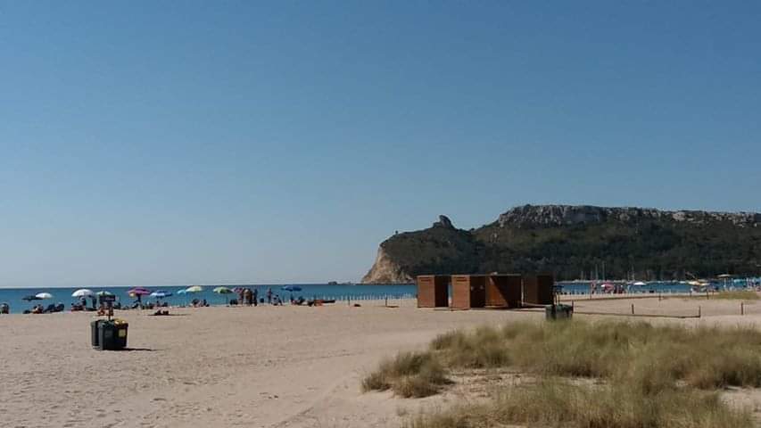 Cagliari, dramma al Poetto: un uomo si sente male mentre nuota e muore