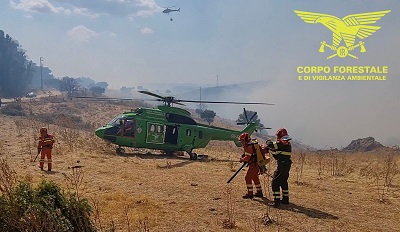 Calangianus, bruciano ettari di sugherete: arrivano i mezzi aerei della Forestale