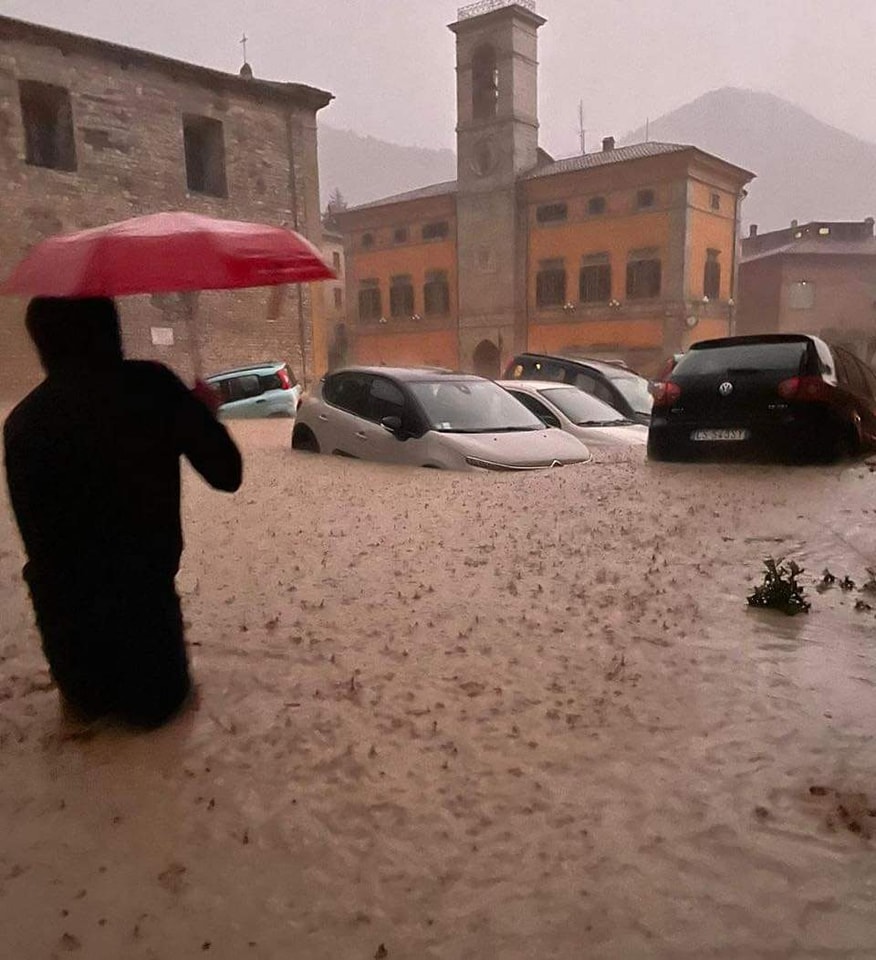 Un fiume di fango e distruzione, 9 morti e 4 dispersi nell’inferno di acqua che ha travolto le Marche