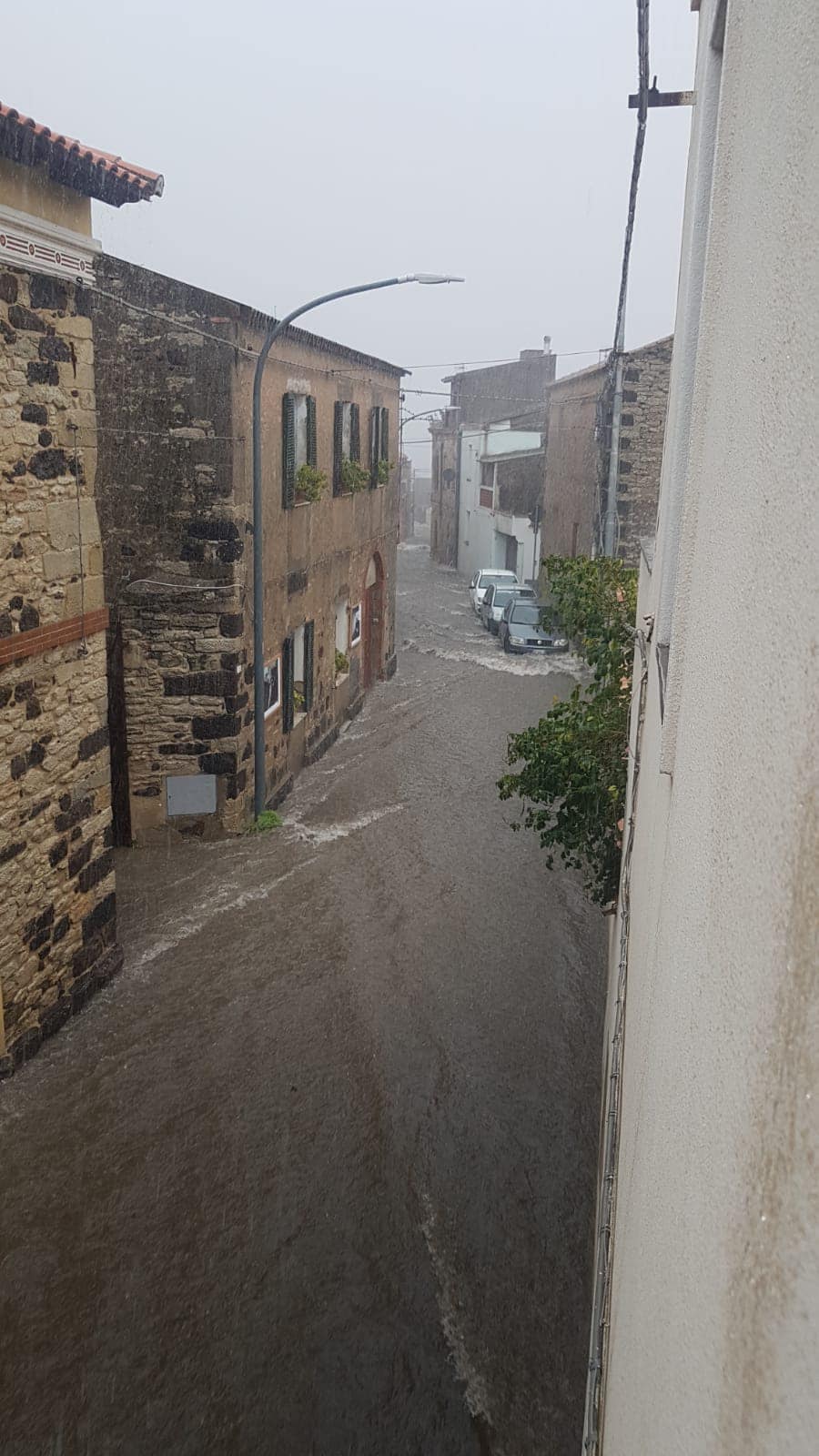 Incubo alluvione, bombe d’acqua e paura in Sardegna: strade e case allagate