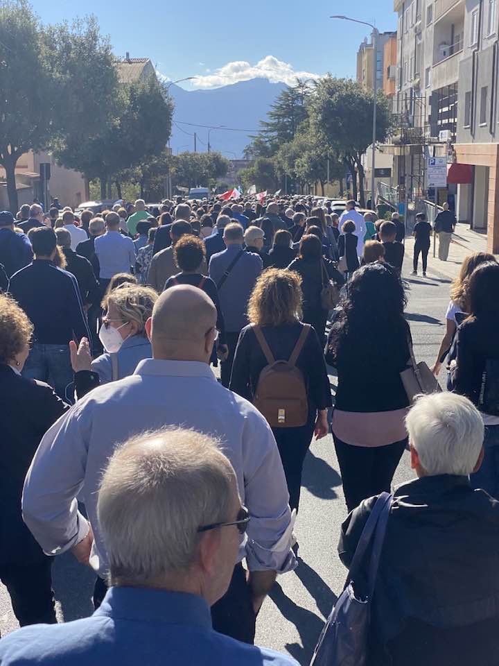 Sardegna in piazza contro lo sfascio della sanità, la rivolta dei cittadini: “Ora basta”