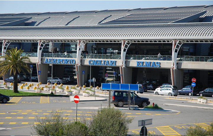 Follia a Elmas, 35enne scende dall’aereo e forza le porte dell’area sterile: “Voglio fumare”