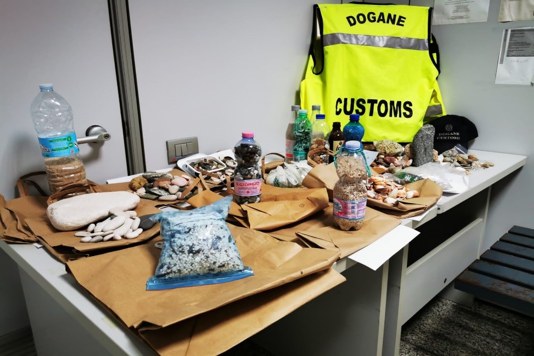 Continuano i furti di sabbia, ciottoli e conchiglie dalle spiagge sarde: 28 kg sequestrati all’aeroporto di Alghero