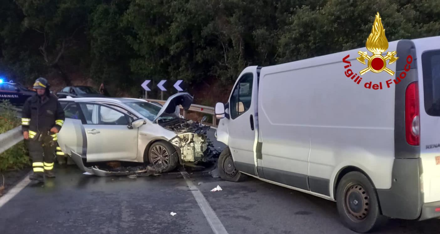 Pauroso schianto sulla Ss 125, tre feriti: una tedesca resta incastrata nelle lamiere