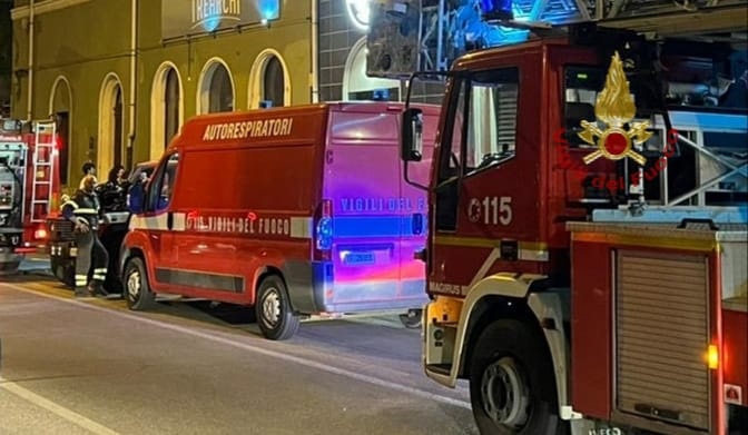 Paura a Cagliari, a fuoco la cucina di un ristorante in viale Diaz