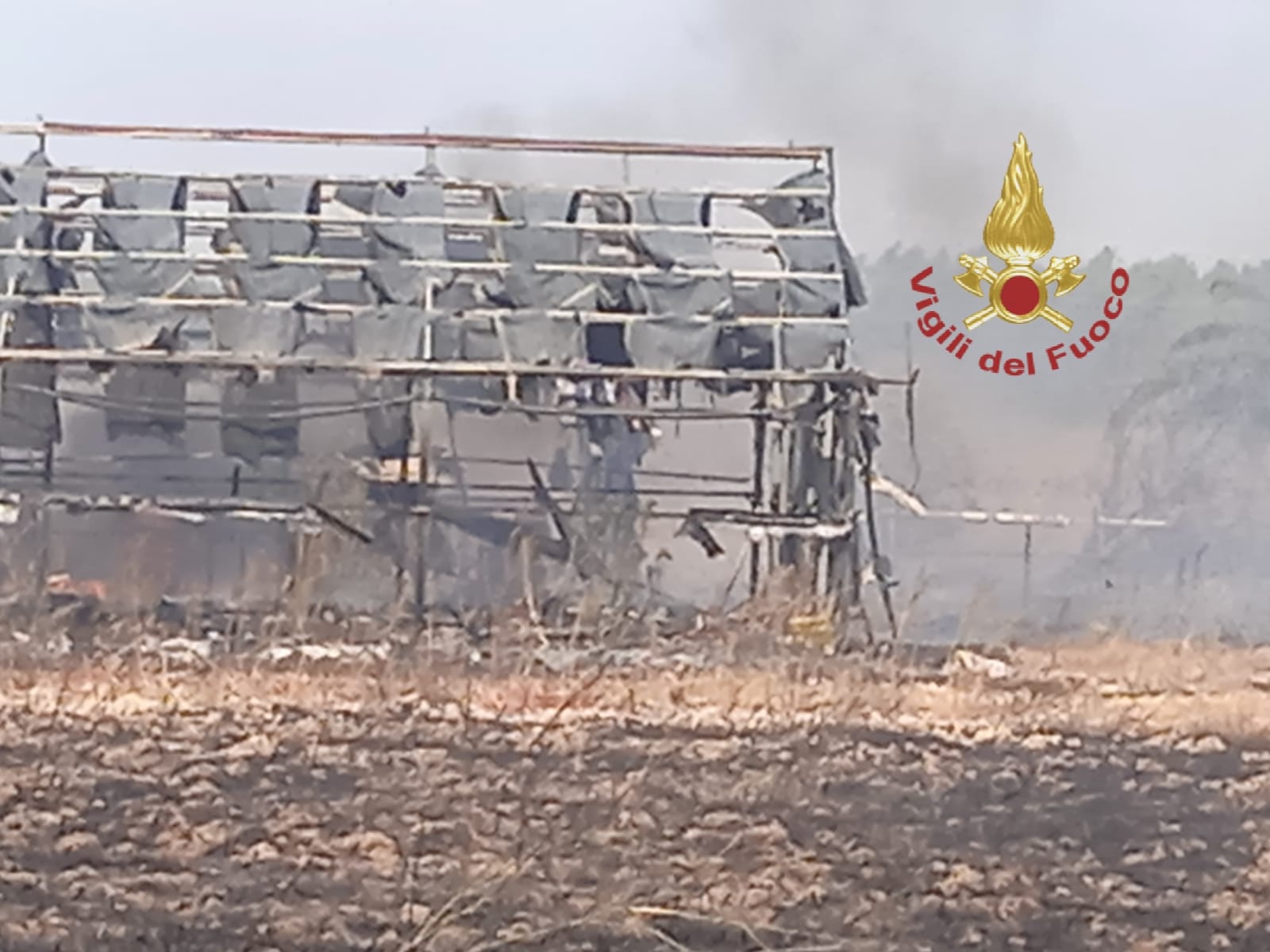 Le fiamme sfiorano case e aziende: paura da sud a nord della Sardegna