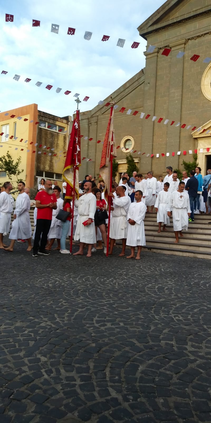 San Salvatore è al villaggio, a Cabras si rinnova il magico rito della Corsa degli scalzi