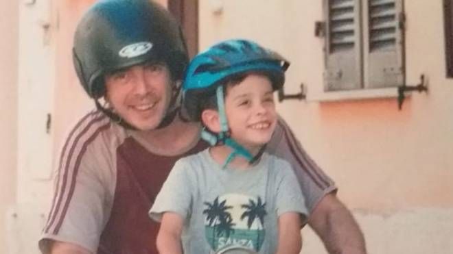 Trovate anche le scarpe, ma il piccolo Mattia sembra sparito nel nulla: la procura apre un’inchiesta