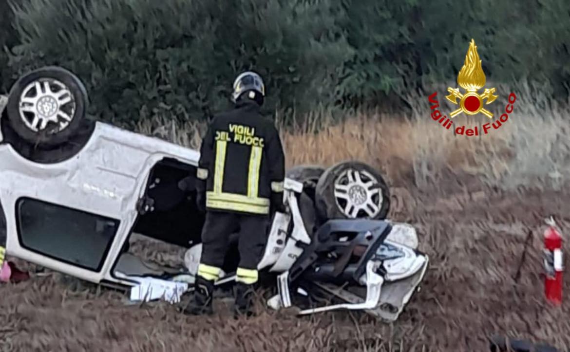 Schianto terribile a Senorbì, l’auto si ribalta: i vigili del fuoco estraggono una ragazza dall’auto