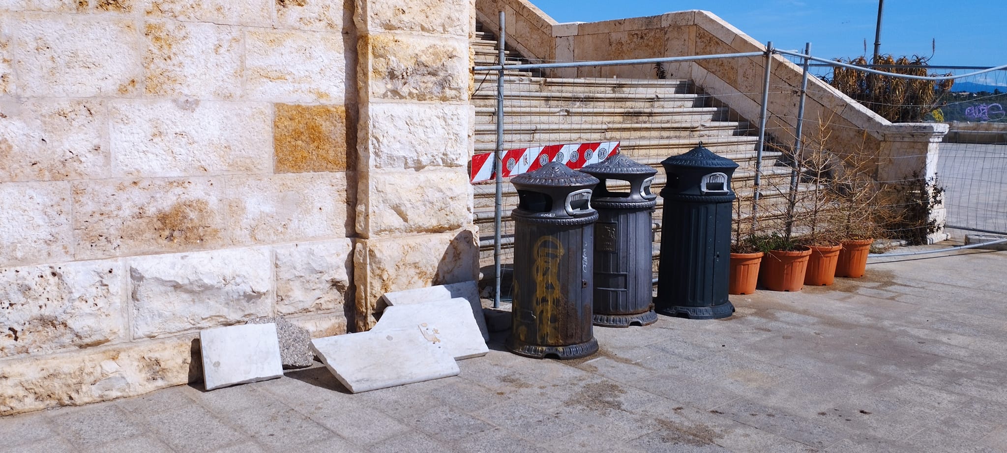 Bastione sporco e abbandonato, la denuncia dei residenti di Castello: “Una vergogna”