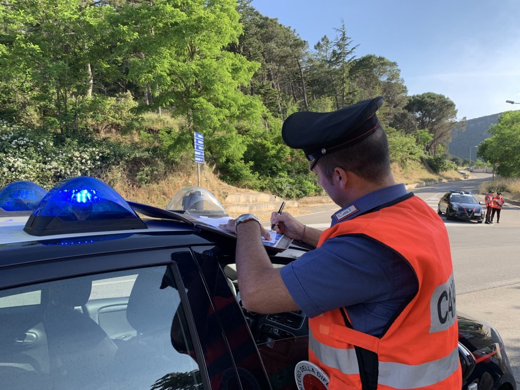 Uta, si fingono poliziotti internazionali ed entrano armati in un hotel: coppia di polacchi nei guai