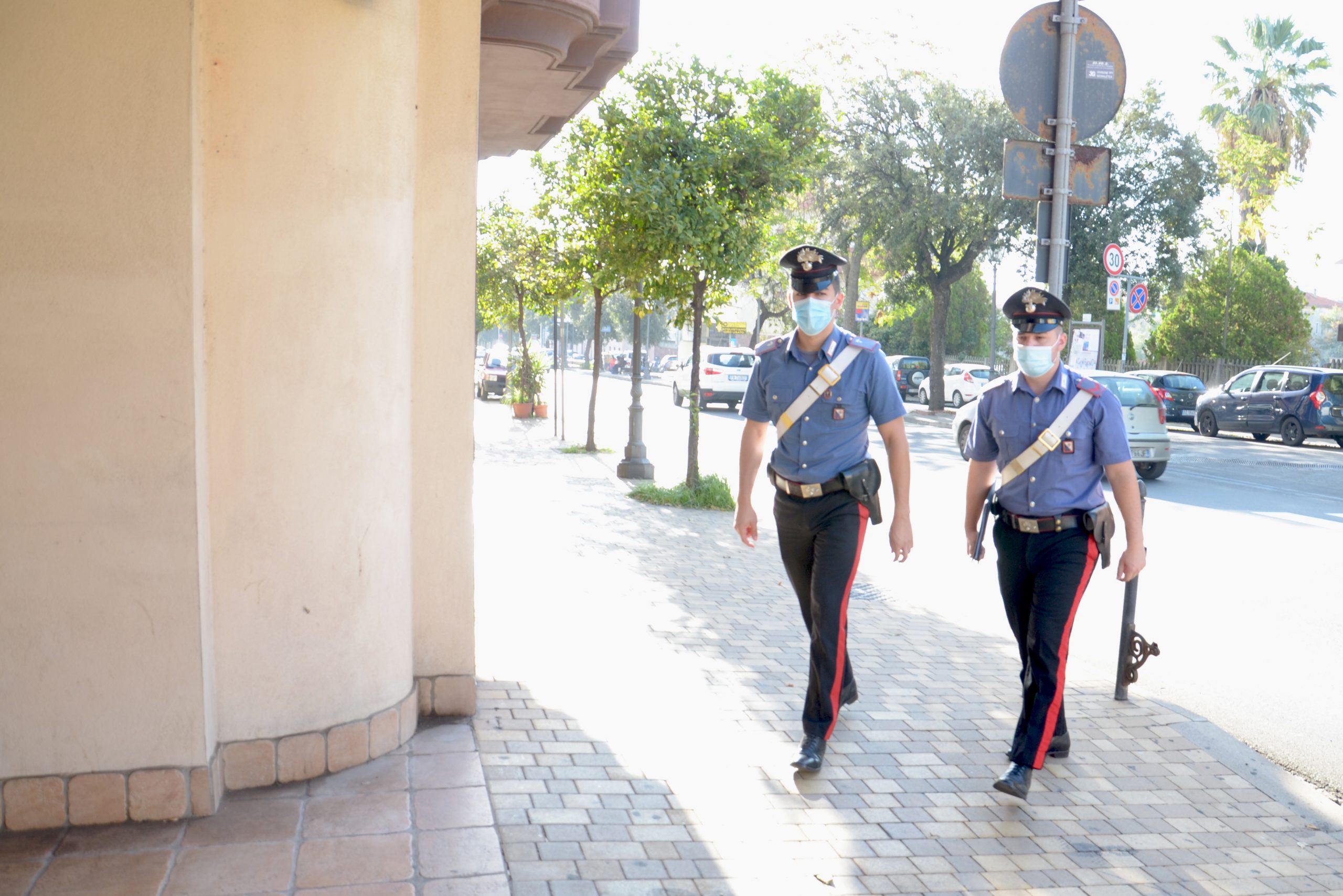 Marijuana coltivata nel cortile di casa, 44enne denunciato a Serdiana