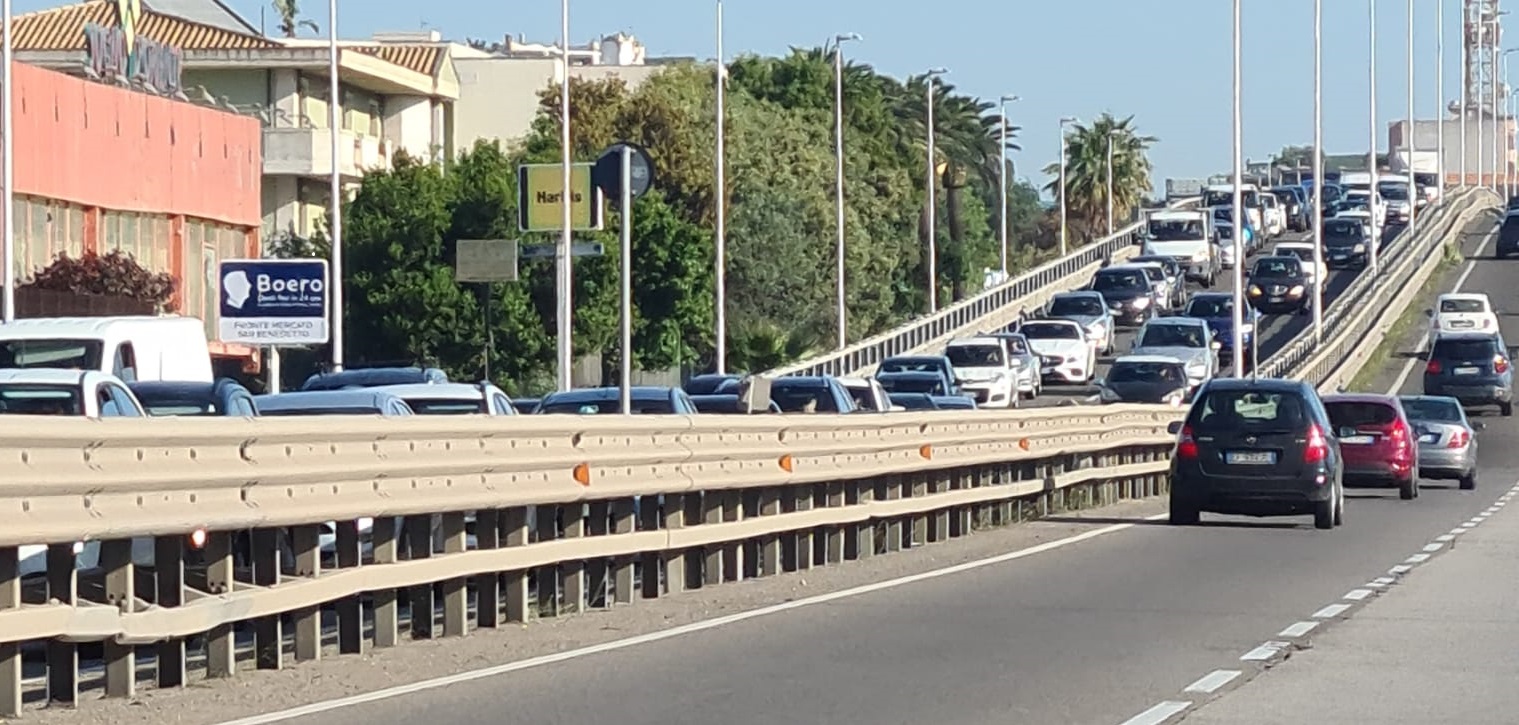 Cagliari, maxi tamponamento con 4 feriti sull’Asse Mediano: traffico in tilt da via Cadello