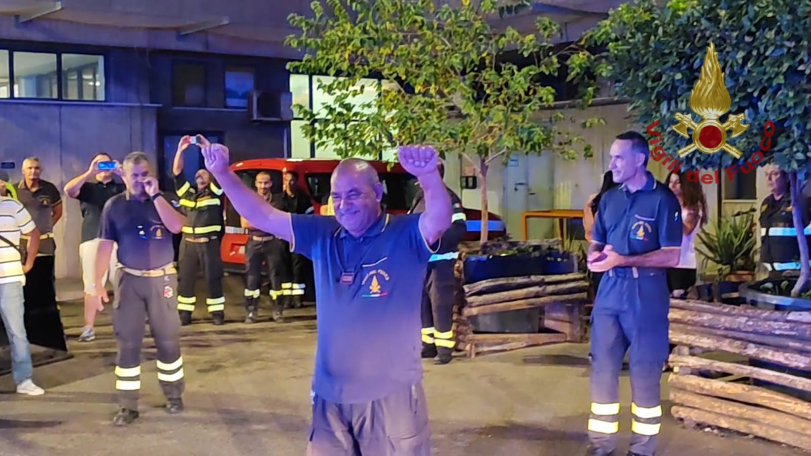 Cagliari, Roberto Puddu va in pensione: il caloroso saluto dei colleghi vigili del fuoco